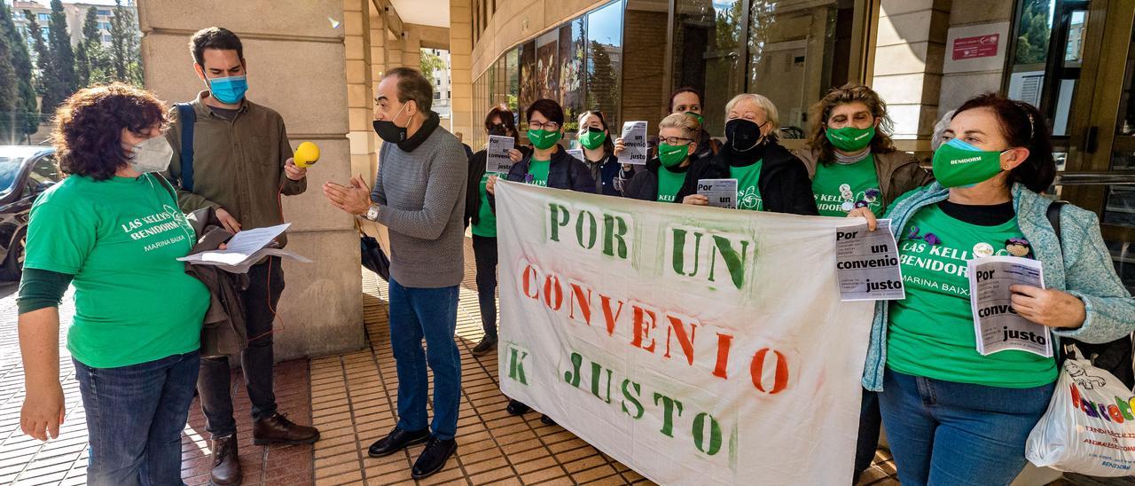 Protesta de las &quot;Kellys&quot; este lunes en Benidorm.