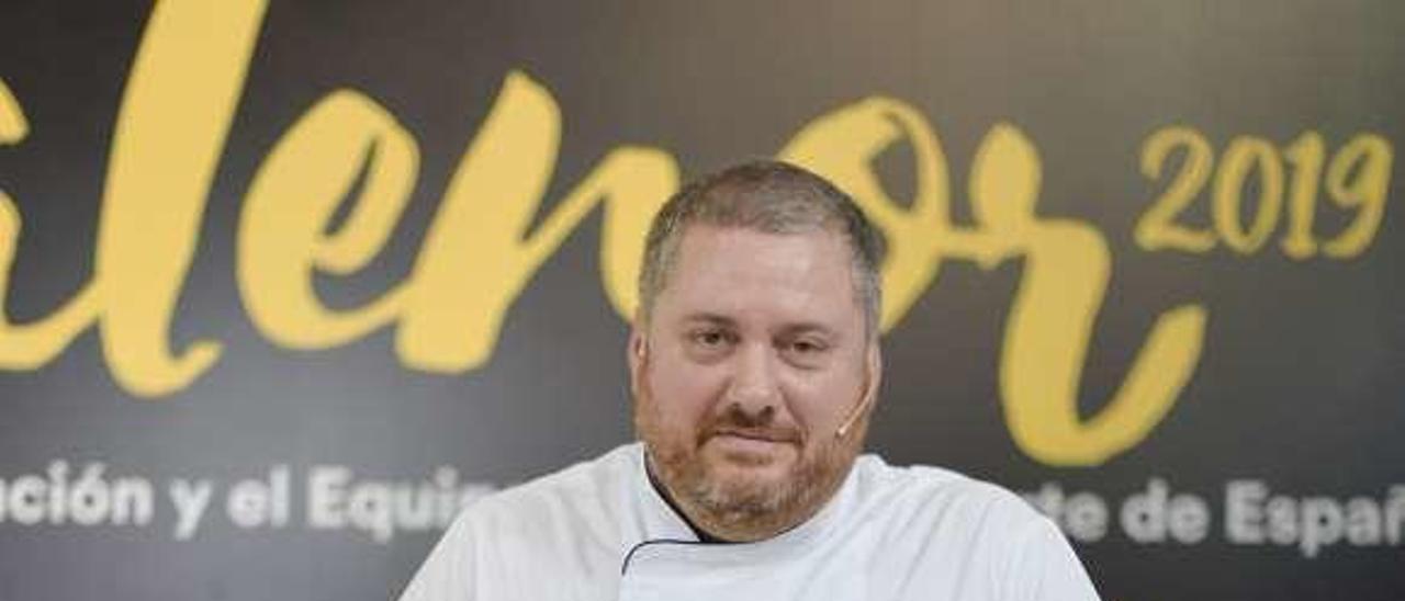 El cocinero avilesino Daniel Mora, durante la elaboración de cuatro platos menorquines que forman parte de su restaurante en la isla balear.