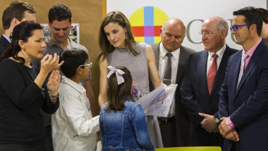 La reina Letizia participa en un foro de enfermedades raras en el CEU