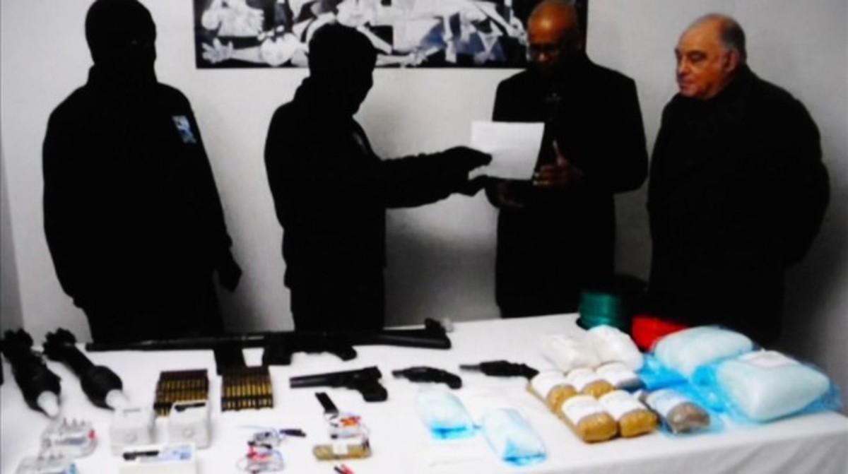 Membres d’ETA entreguen armes a observadors internacionals, el 2014.