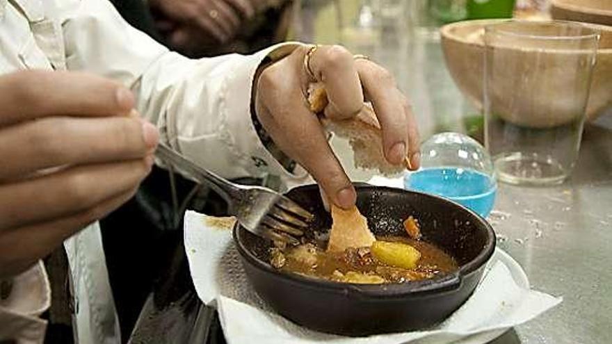Un cliente degusta una cazuelina en la sidrería Casa Fede.