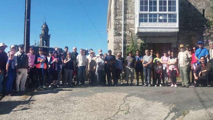 Participantes en el &quot;roteiro&quot; a la localidad de Albarellos . // FdV