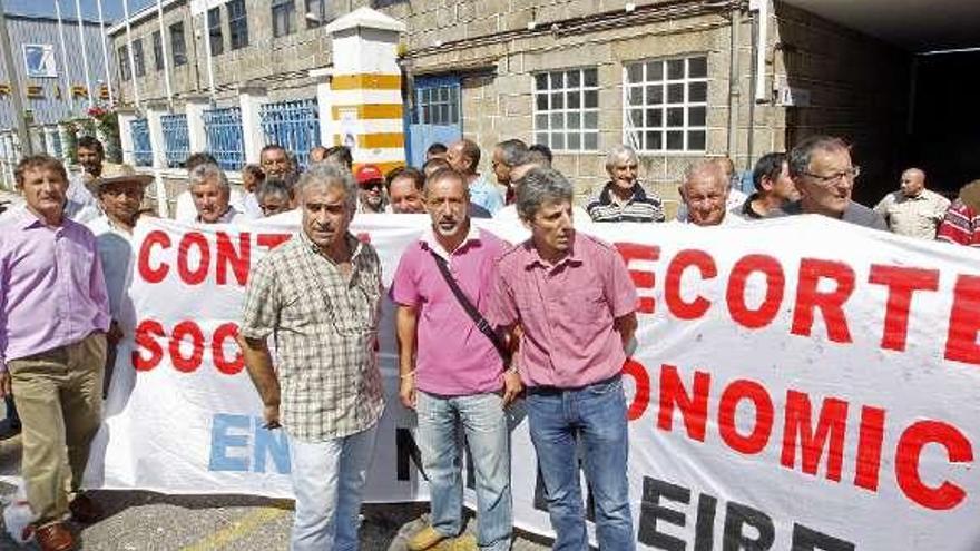 De izquierda a derecha, Darío González, de CC OO, Emilio Pérez, de CIG y Pablo Costa, de UGT.  // Marta G. Brea