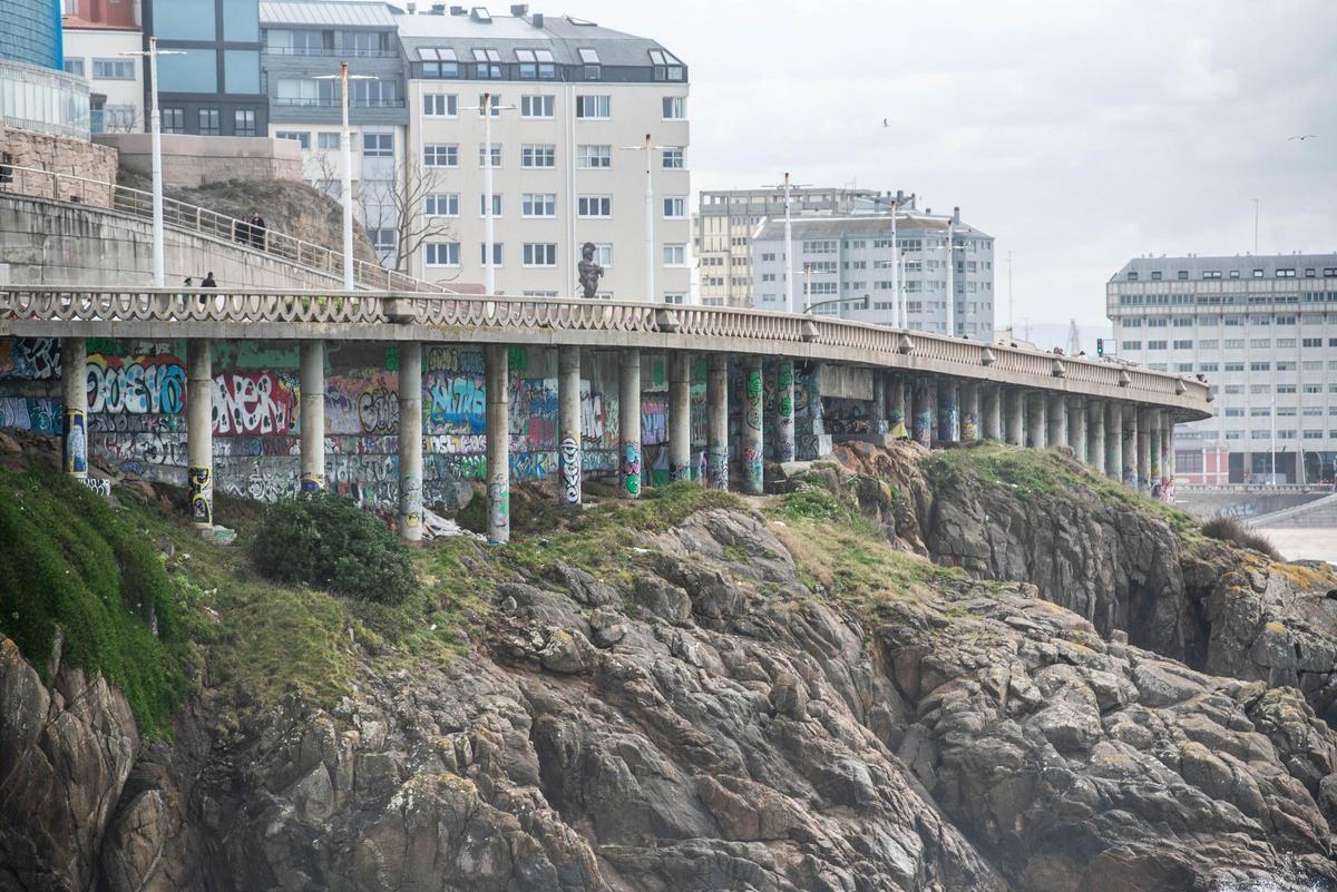 Los pilares que sostienen el paseo marítimo, vistos desde la playa de As Amorosas.