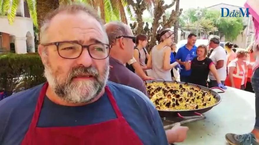 Voluntarios preparan una paella de fideos para 300 llorencins