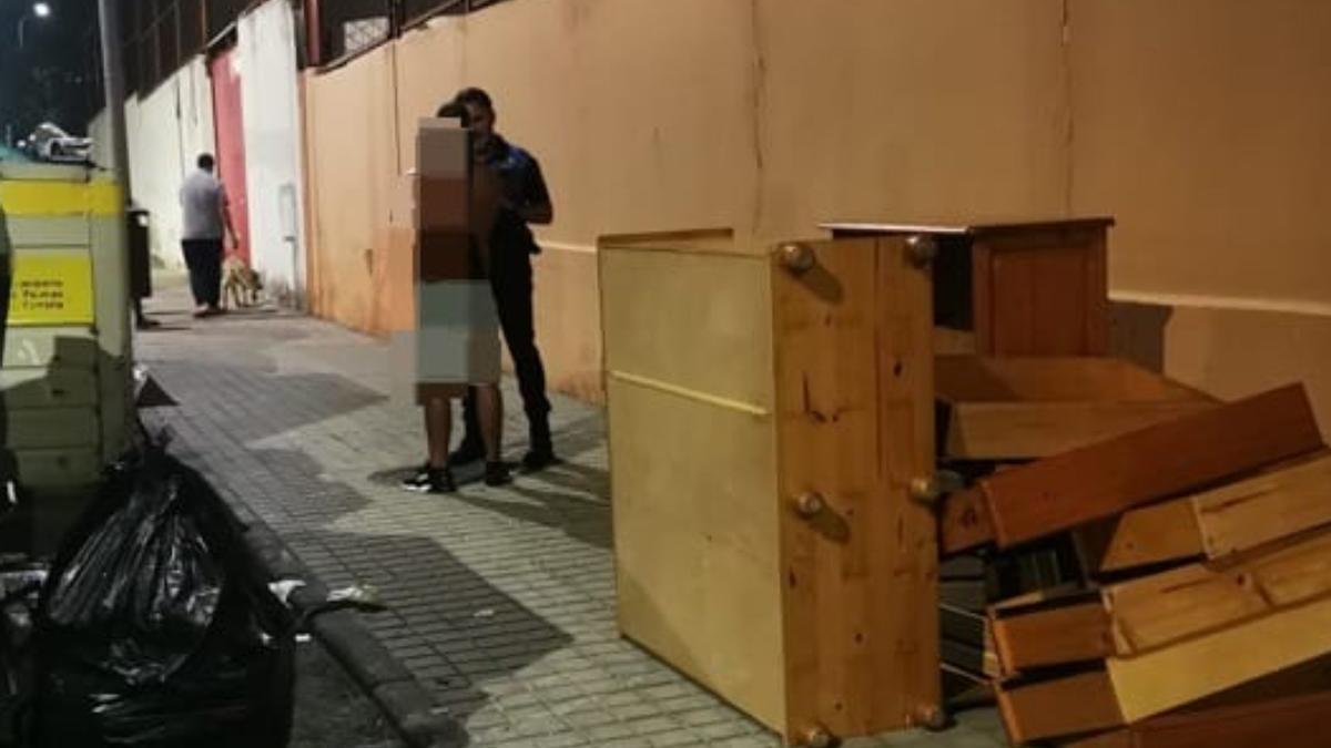 Tienen que pagar más de 2.000 euros de multa por tirar muebles en la calle en Las Palmas de Gran Canaria