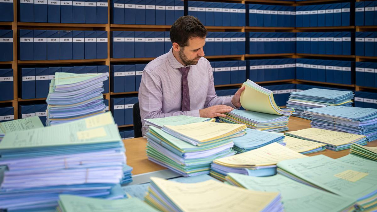 Imágenes ilustrativas de personas trabajando en una gestoría. Burocracia y papeleo afecta a las empresas.