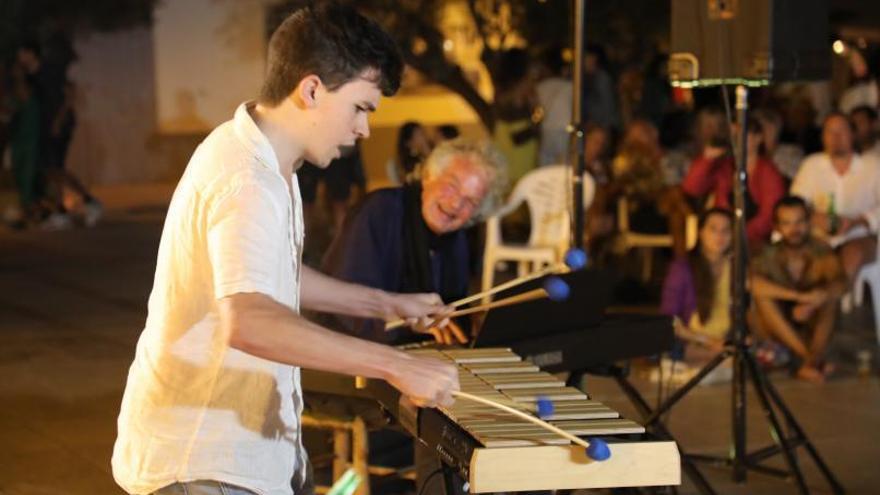 El joven multiinstrumentista toca la marimba acompañado al piano por Joachim Kühn