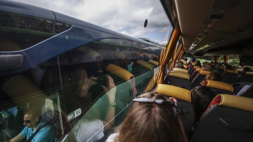 VÍDEO: Así suben y bajan los autobuses de los Lagos de Covadonga el día después del accidente