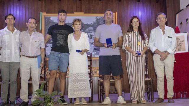 De izquierda a derecha, Juan Francisco Ríos Cabrillana, presidente de la asociación; Juan Espinosa, investigador y escritor; el hijo y la mujer -Elena- de Joaquín Beltrán; Rogelio Malavé, sobrino de Juan Ríos Cantarero; Yaiza Romero y Fernando Ramos, investigador y escritor.