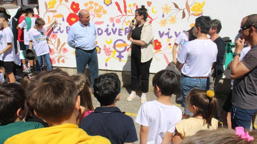 Un mural por la igualdad despide el curso en Monte Gándara