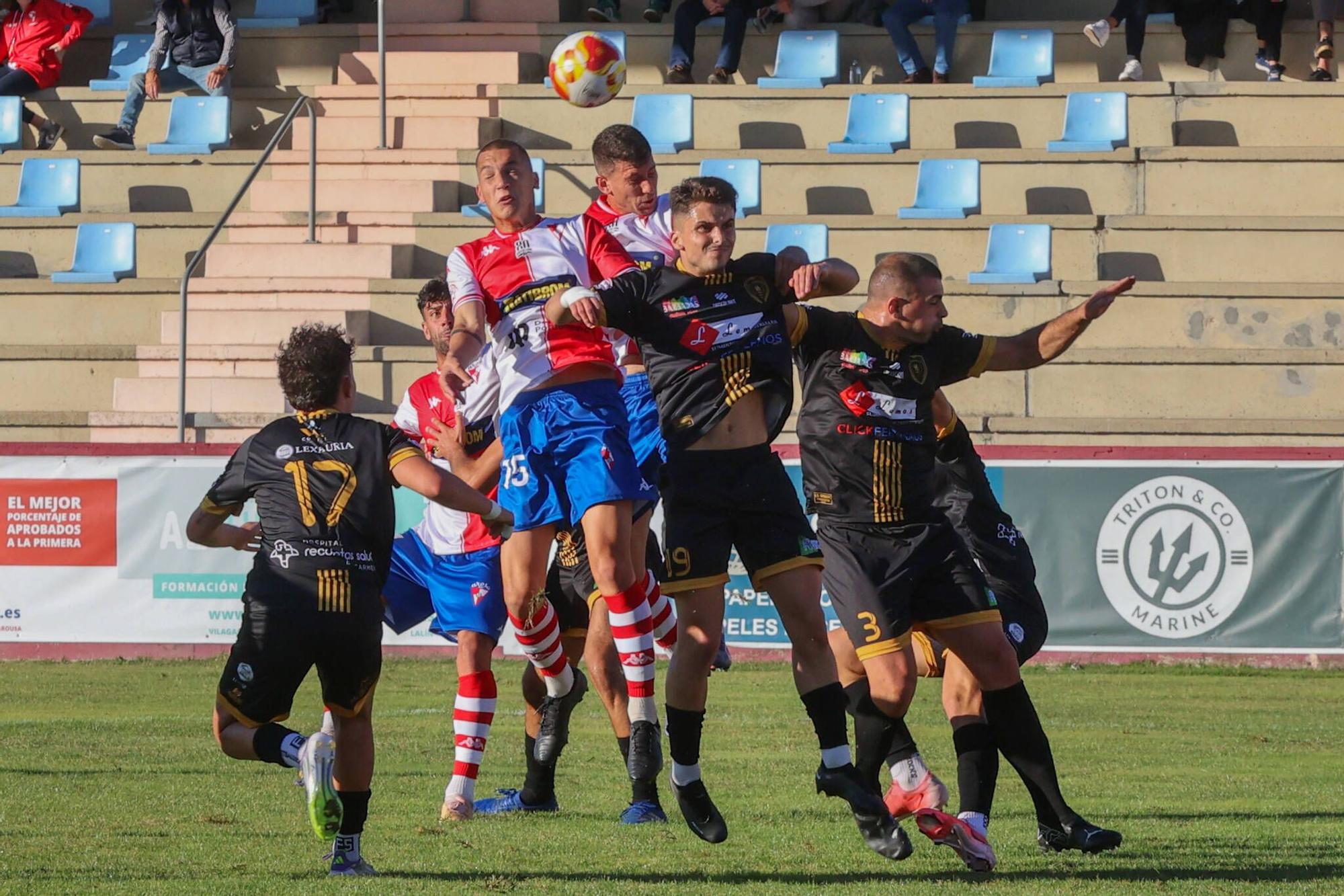 Las imágenes de la contundente victoria del Arosa al Barbadás (3-0)