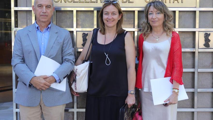 Presidentes de los Colegios de Médicos de la Comunitat, con la de Castellón, Eva Suárez, en el centro.