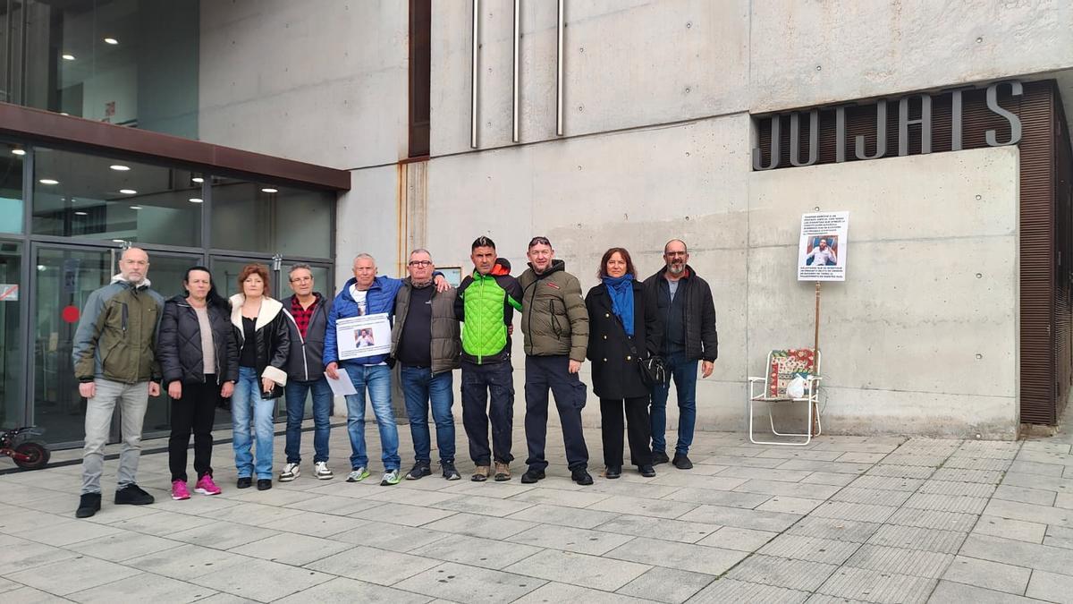 López amb els companys de l'empresa on treballava, protestant davant dels jutjats d'Igualada