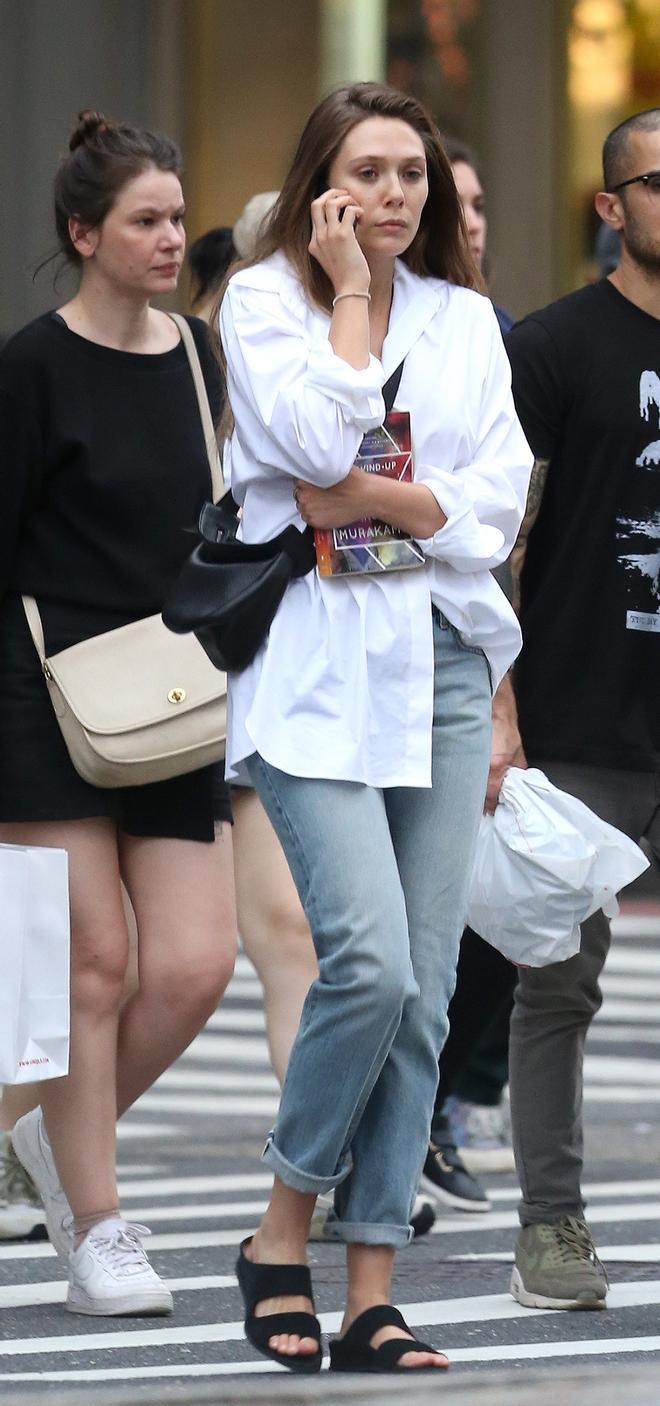 Elizabeth Olsen con camisa blanca en look casual