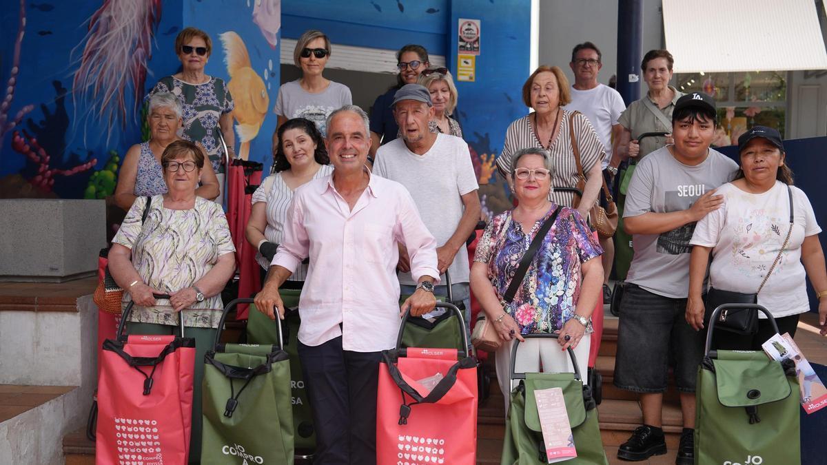 El regidor de Comercio y Mercados Alex Minchotti con los ganadores del sorteo