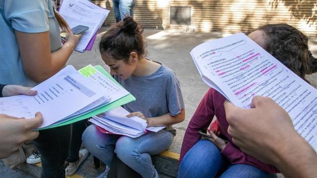 Unos jóvenes en una pausa de los exámenes de Selectividad del 2019