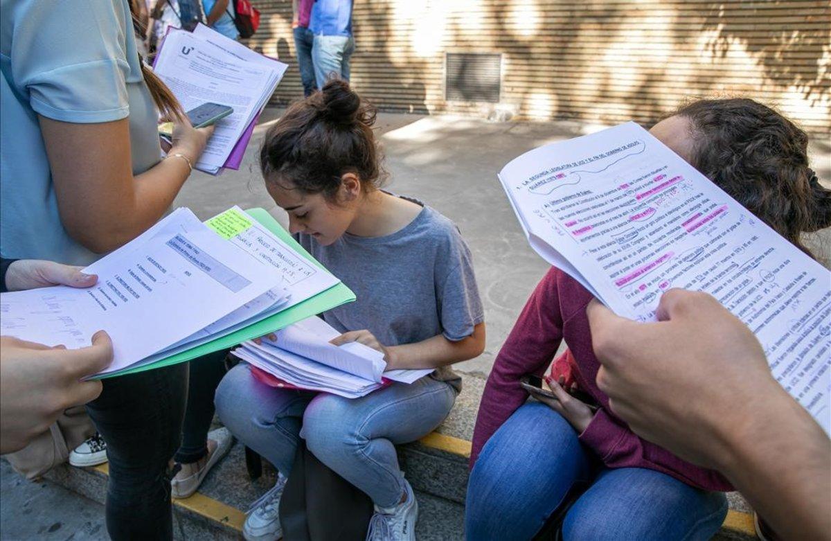 Unos jóvenes en una pausa de los exámenes de Selectividad del 2019.