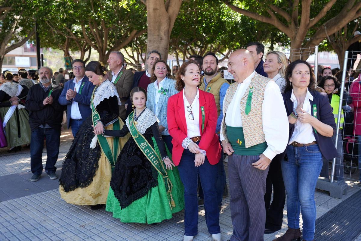 Las reinas de las fiestas y las autoridades en la mascletà.