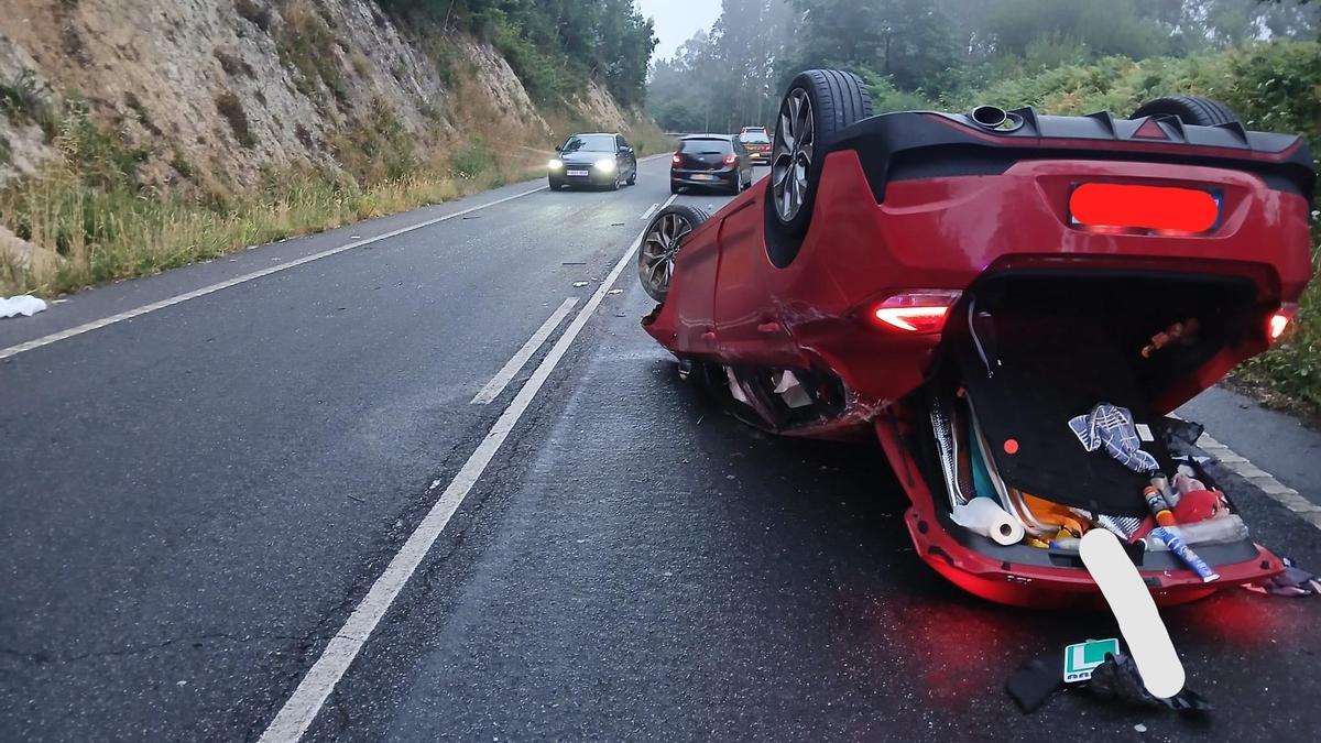 El vehículo volcado en el accidente de tráfico ocurrido en la PO-313 en Moaña.