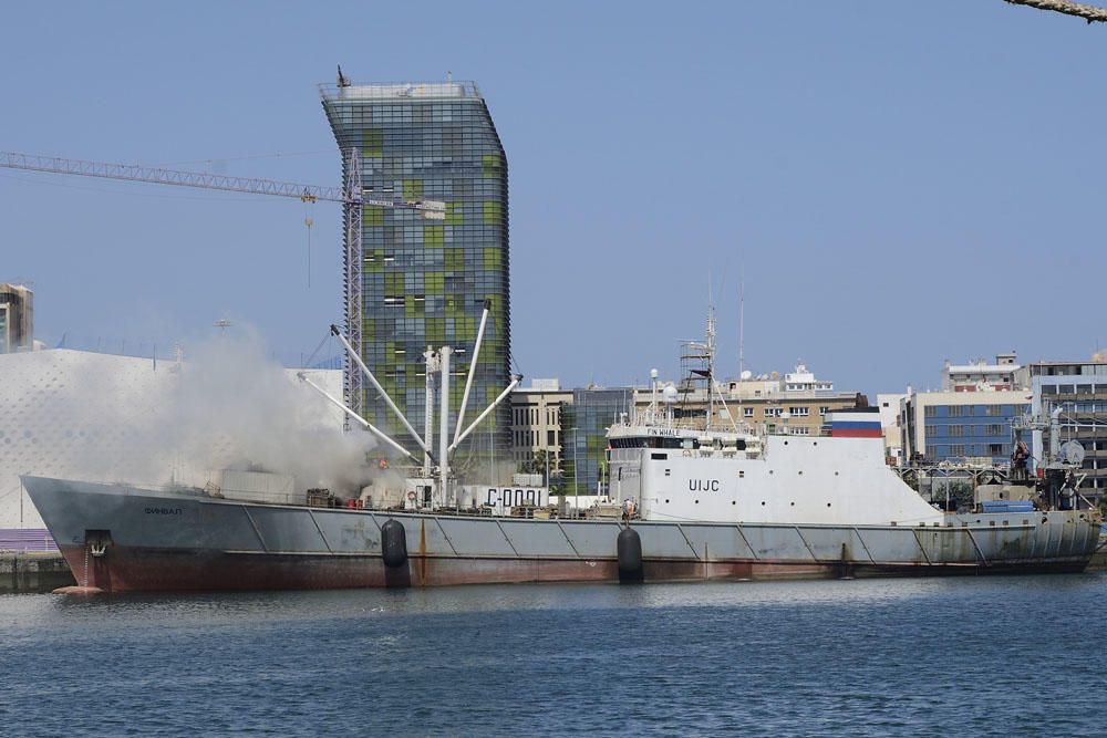 Incendio de un pesquero ruso en el Puerto