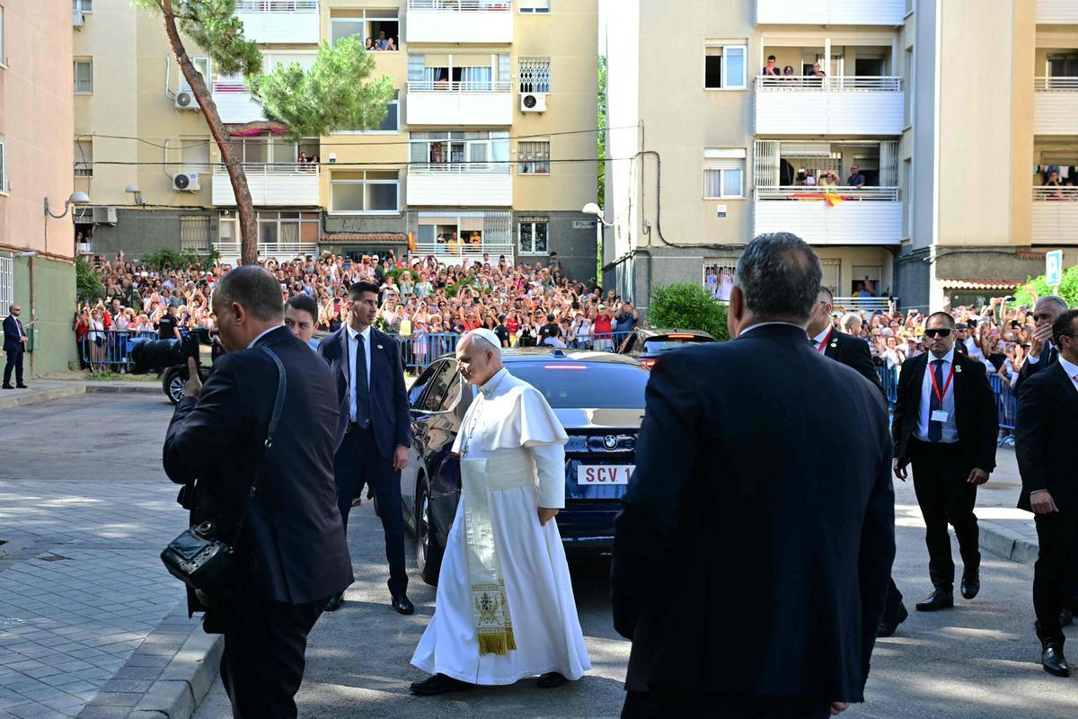 El papa León XIV en su visita este sábado al centro CEDIA 24 Horas, de Cáritas Madrid. El papa León XIV en su visita este sábado al centro CEDIA 24 Horas, de Cáritas Madrid.