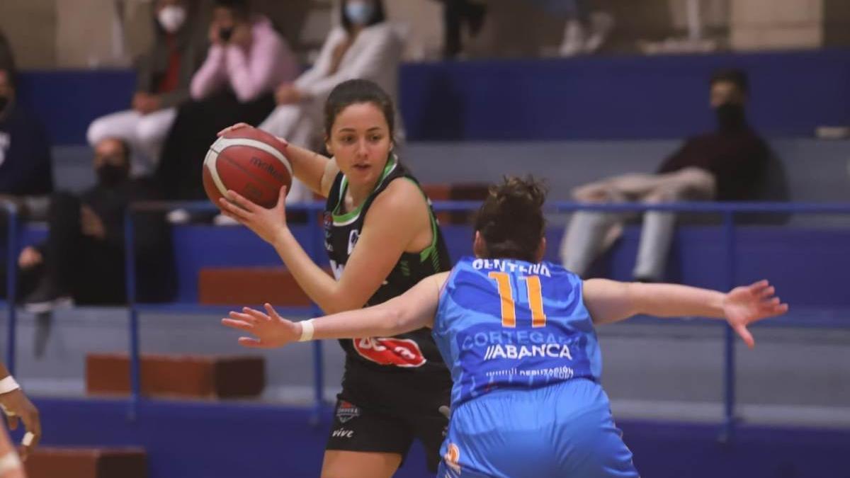Natalia López controla el balón ante María González.