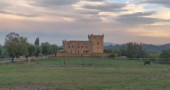 La ruta de los palacios de Llanera tiene un castillo: así es el tramo de San Cucao a Guyame que pasa por la Torre de los Valdés