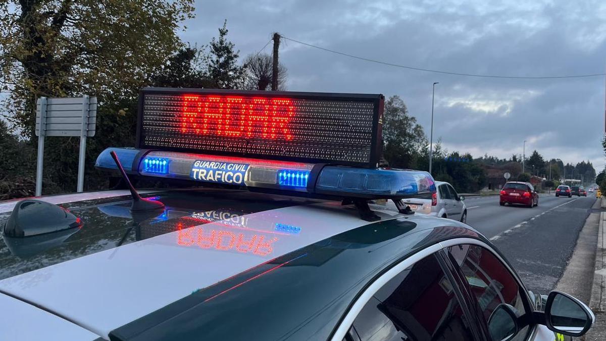 Un coche patrulla de la Guardia Civil anuncia control de velocidad.