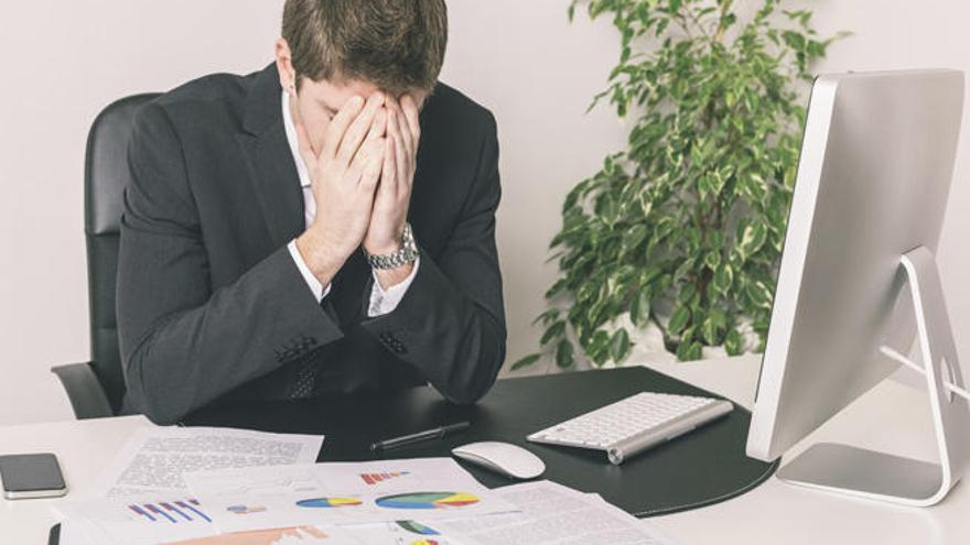 El estrés y el exceso de horas en el trabajo perjudican la salud.