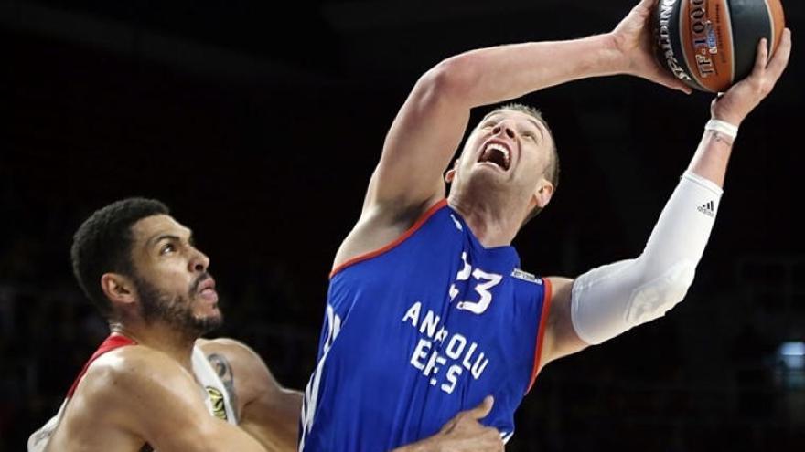 Alen Omic, en un partido de esta temporada de Euroliga con el Anadolu Efes, frente al CSKA Moscú.