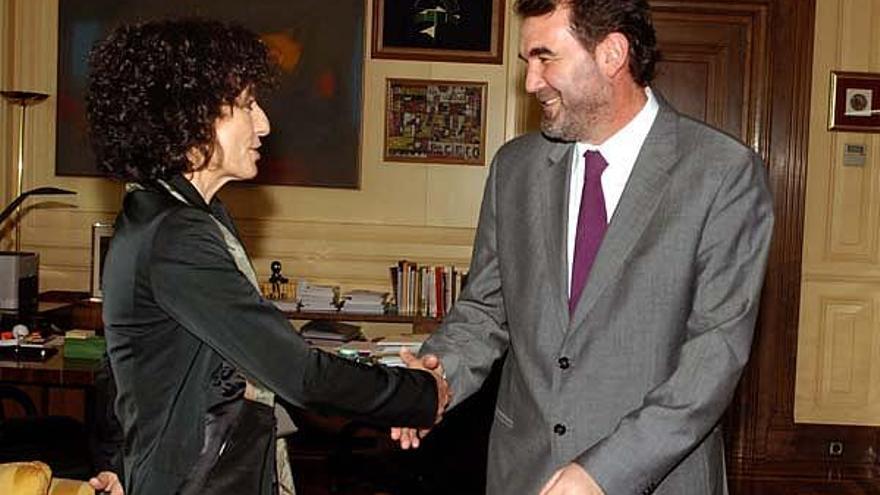 Anxo Quintana saluda a la ministra de Política Social, Mercedes Cabrera, ayer en Madrid.