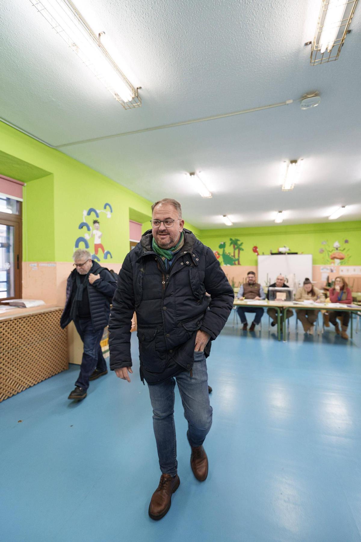 Antonio Rodríguez Osuna, antes de votar este domingo.