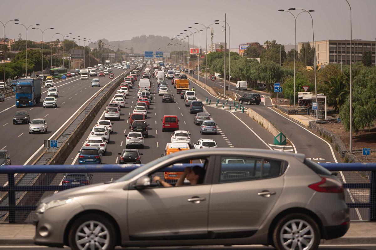 Imagen de la TF-5 con congestión de tráfico sentido Santa Cruz