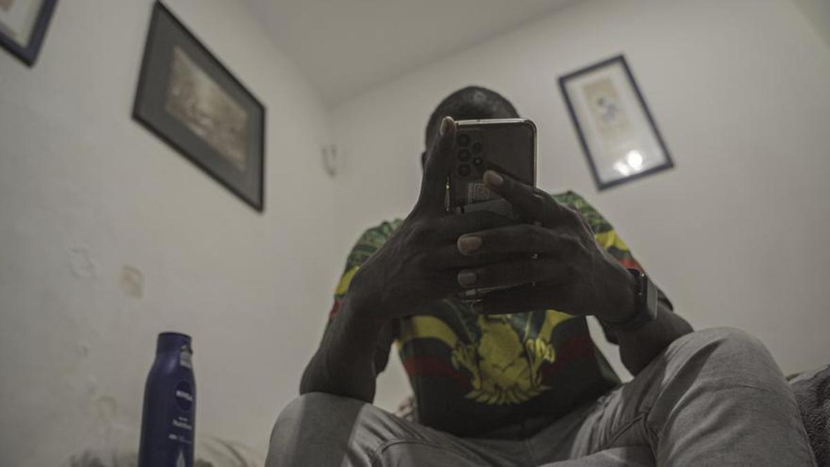 Mamadou, uno de los obreros del Camp Nou, vive en una habitación compartida con otro compatriota.