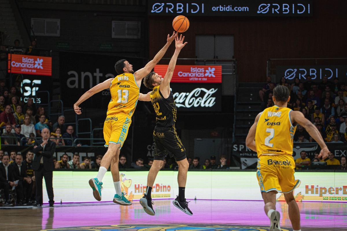 El partido La Laguna Tenerife CB Canarias-CB Gran Canaria, en imágenes