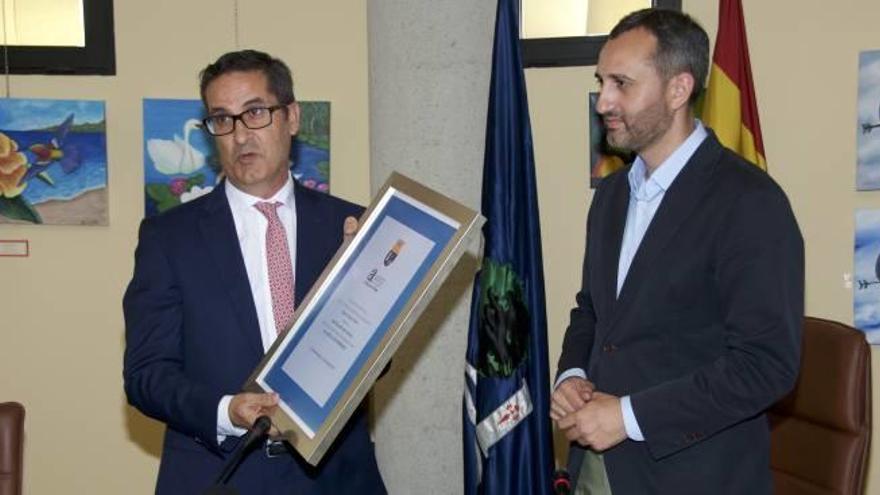 El presidente de la Diputación entrega una placa al alcalde por sus 25 años en el cargo