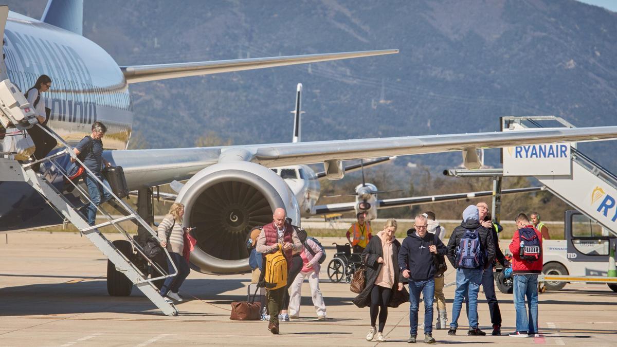 Usuaris de l'aeroport de Girona baixant d'un avió de Ryanair.