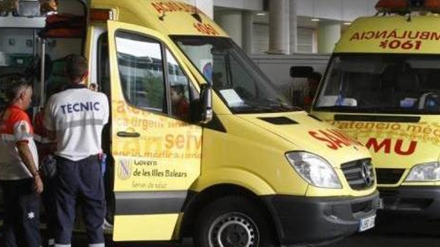 Ambulàncies davant l&#039;hospital de Son Espases a Mallorca