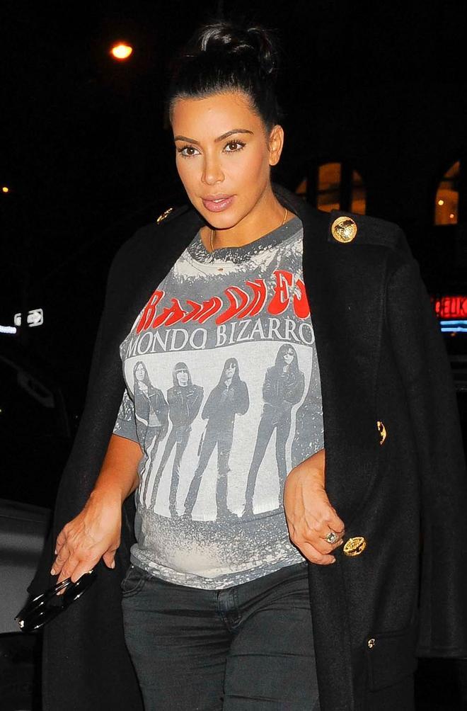 Kim Kardashian con camiseta de los Ramones