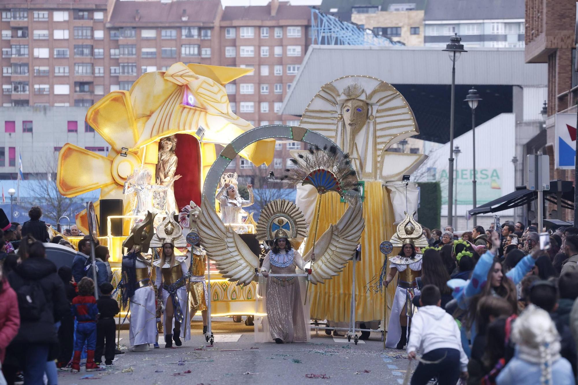 EN IMÁGENES: Así se ha vivido el multitudinario desfile de Antroxu de Avilés
