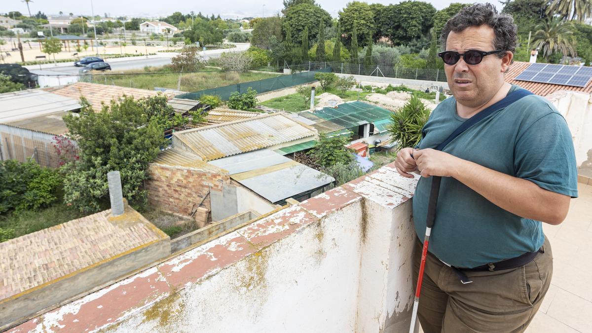 El vecino sordociego que denuncia que entran ratas en su casa, en imagen de junio.