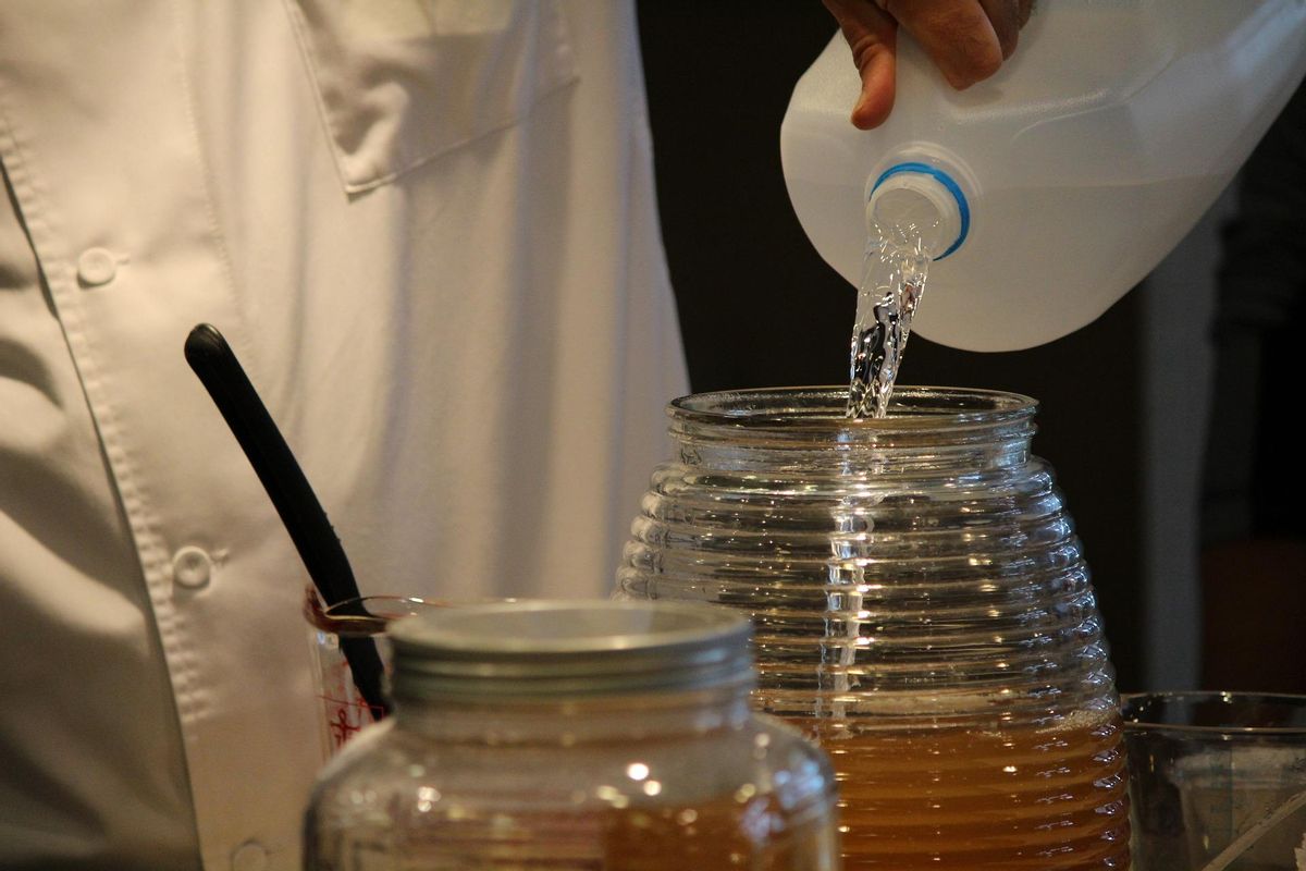 Puedes preparar tu propia kombucha para adelgazar en casa.