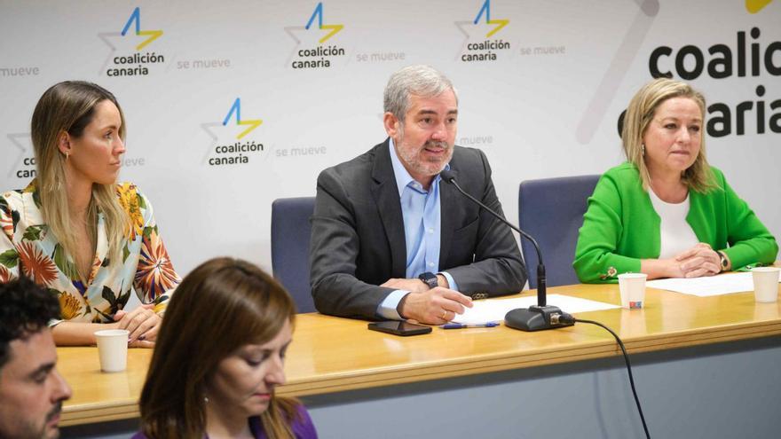 María Fernández, Fernando Clavijo y Ana Oramas. | |