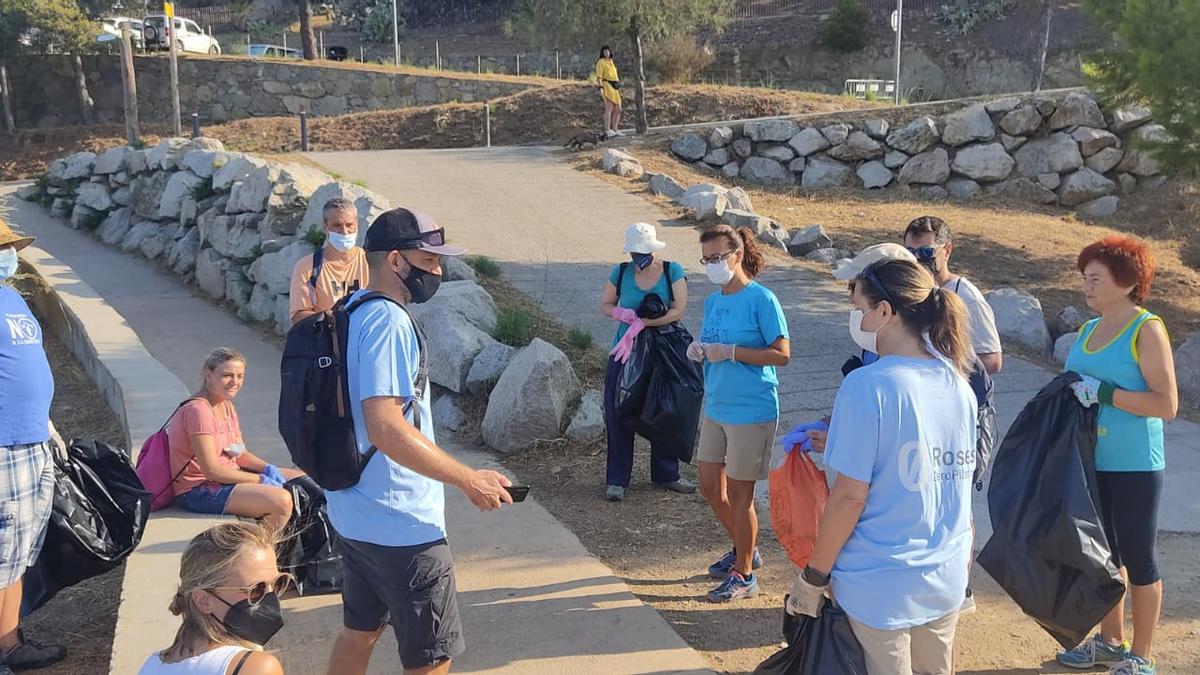 Els voluntaris que han treballat aquest matí en una nova acció ambiental a Roses.