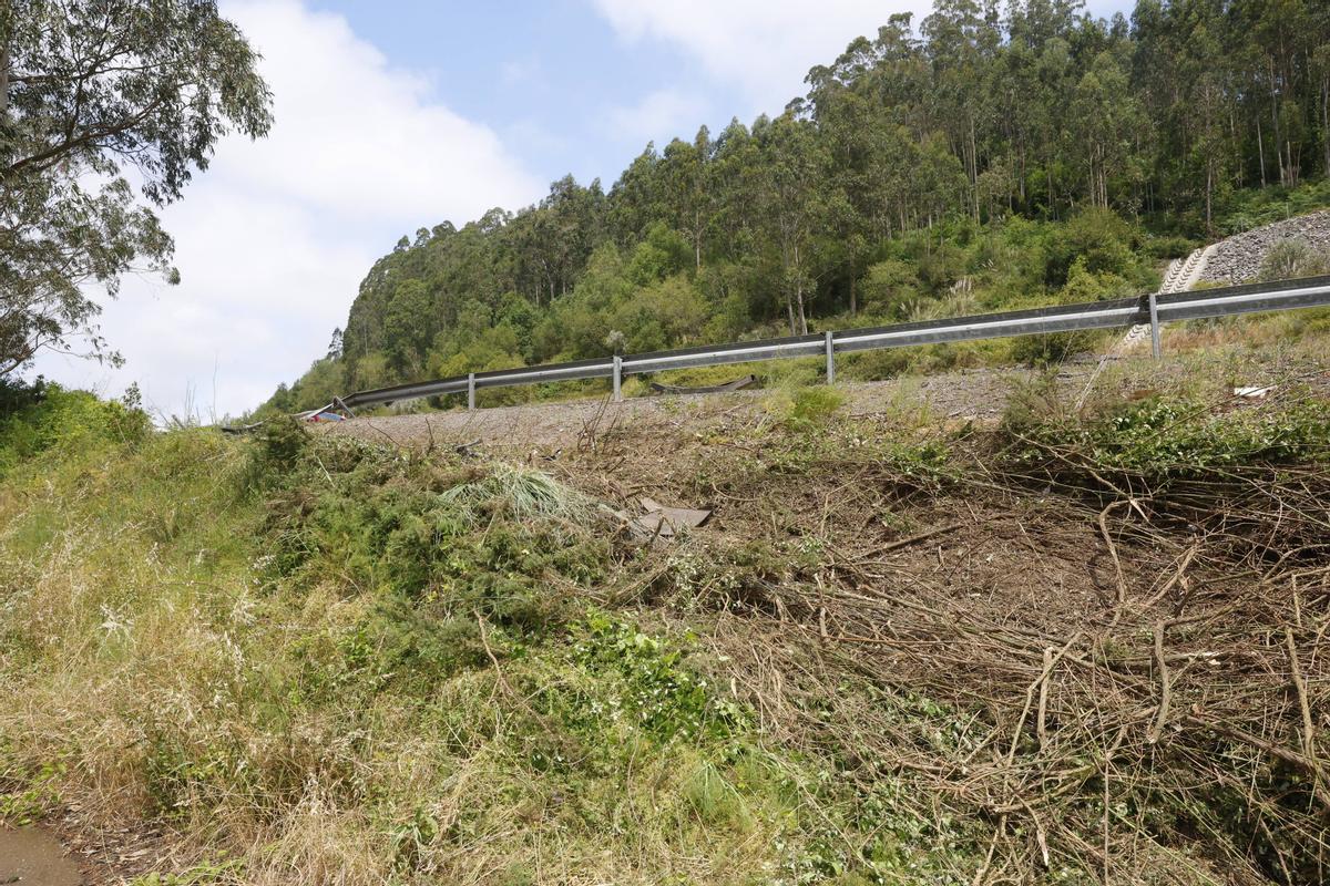 EN IMÁGENES: El espectacular accidente de un camión cisterna con gas en la Autovía del Cantábrico, a la altura de Colunga