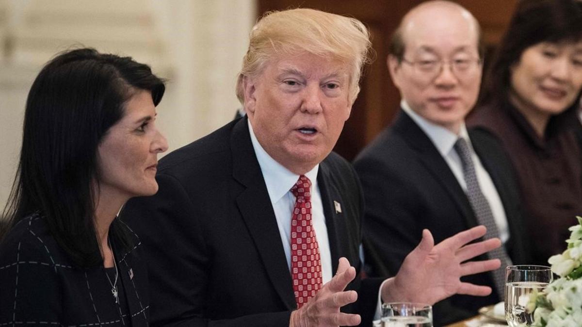 Trump (centro), junto a la embajadora de EEUU en la ONU, Nikki Haley, y su homólogo chino, Liu Jieyi, en una comida de trabajo, en la Casa Blanca, el 24 de abril.