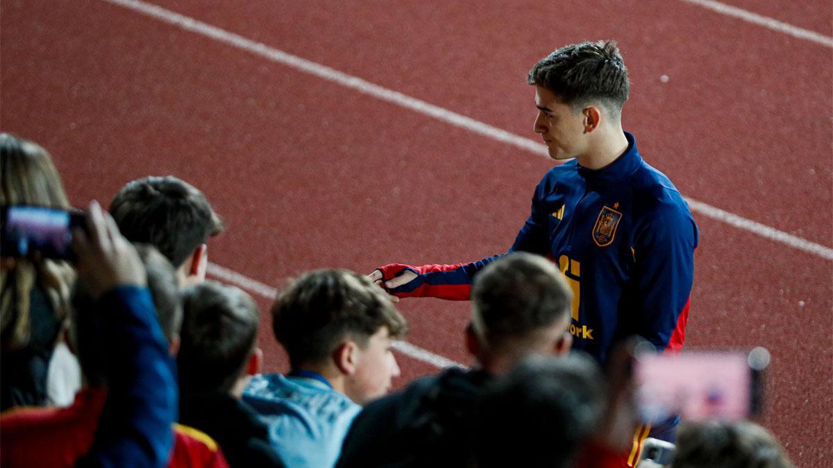 Gavi, firmando autógrafos a la afición de España