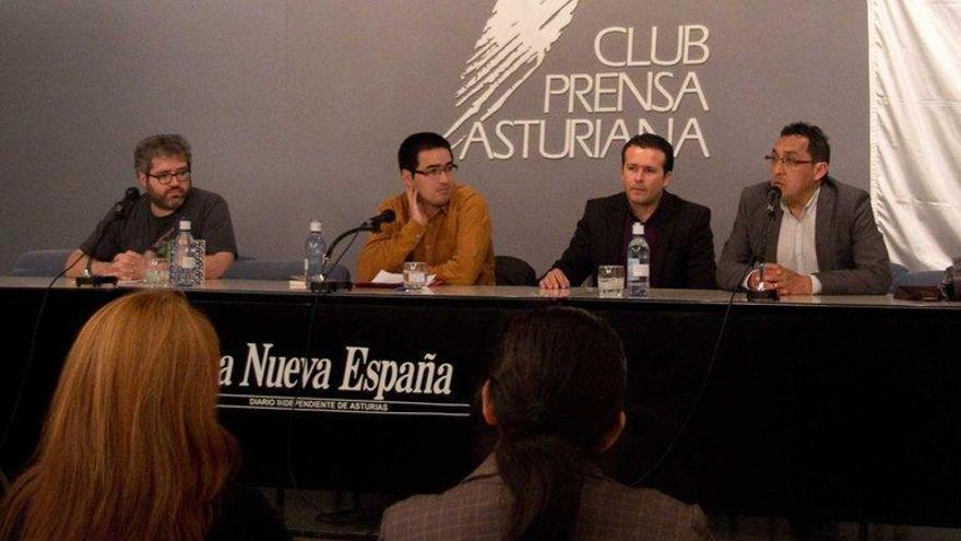 Por la izquierda, Ángel Alonso y Cristian López, junto a Fernando González y Walberto Giménez, ambos de la Asociación Cultural Iberoamérica en Asturias.
