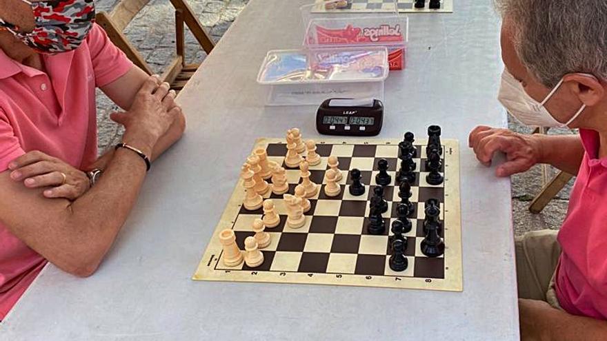 Distintas generaciones enfrentadas en una partida de ajedrez. | Cedida